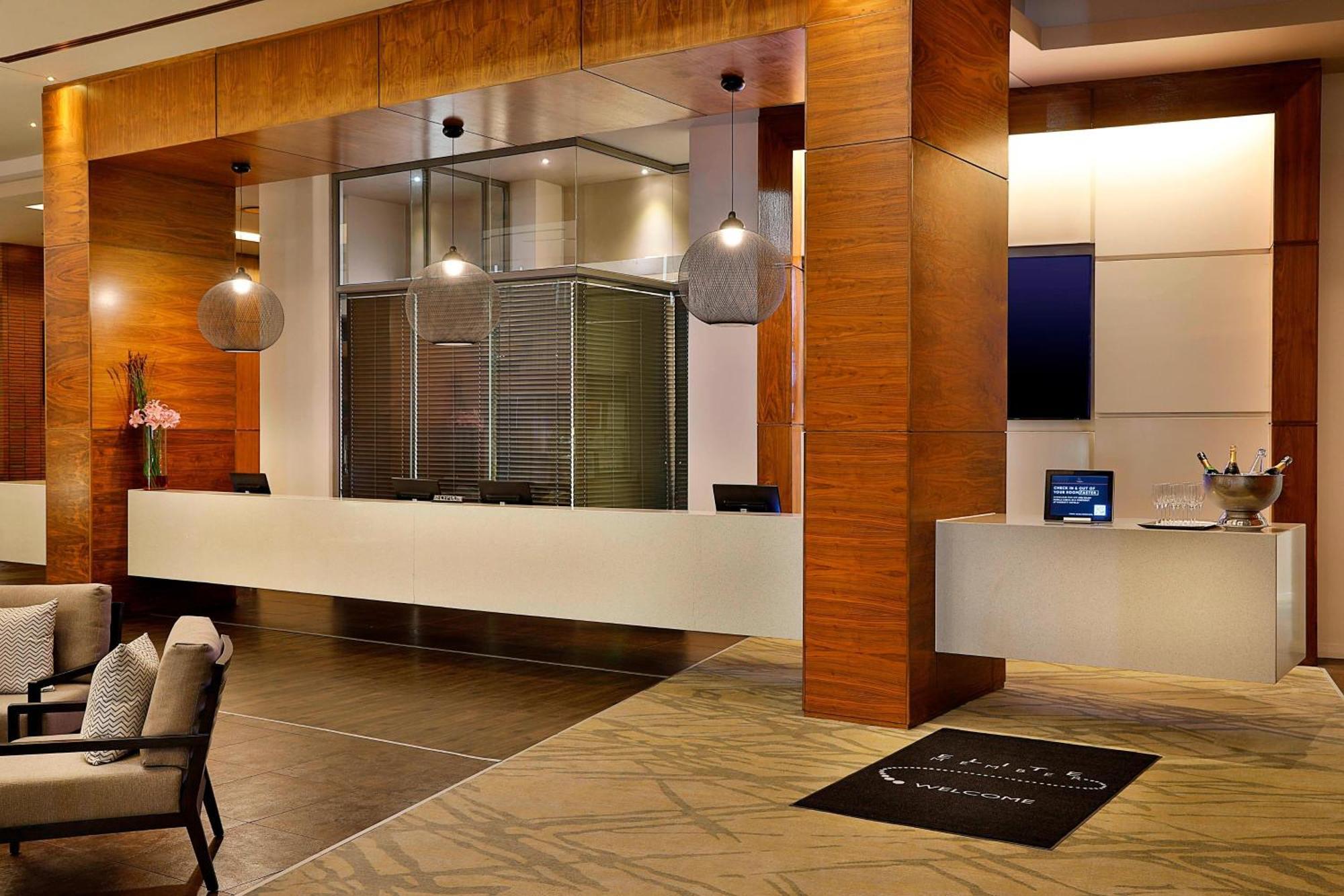 Cape Town Marriott Hotel Crystal Towers Exterior photo