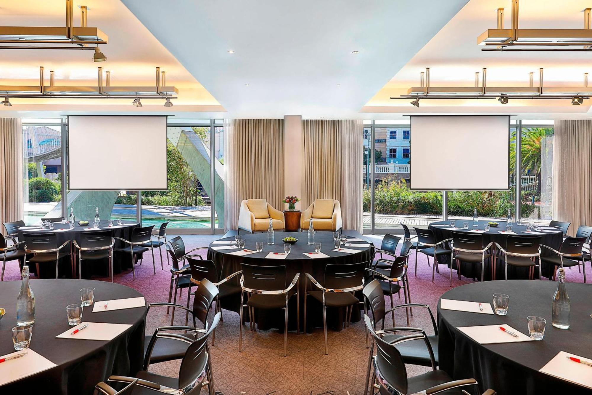 Cape Town Marriott Hotel Crystal Towers Exterior photo